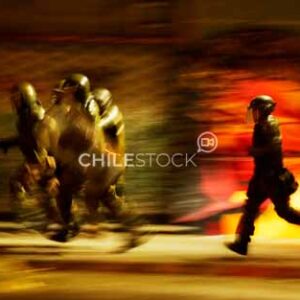 Estallido Carabineros corriendo